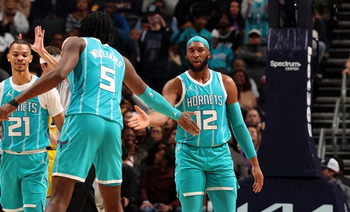 夏洛特黄蜂发布备战花絮,清晨战术微调,国王杯任务艰巨,球队文化再被提及(国王杯皇马vs巴萨) 夏洛特黄蜂发布备战花絮,清晨战术微调,国王杯任务艰巨,球队文化再被提及(国王杯皇马vs巴萨)