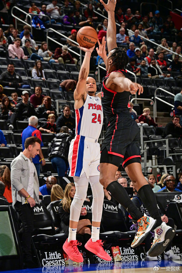 多伦多猛龙训练开放日;赛前防线松动引欢呼;欧联在即;训练强度明显提升 多伦多猛龙训练开放日;赛前防线松动引欢呼;欧联在即;训练强度明显提升