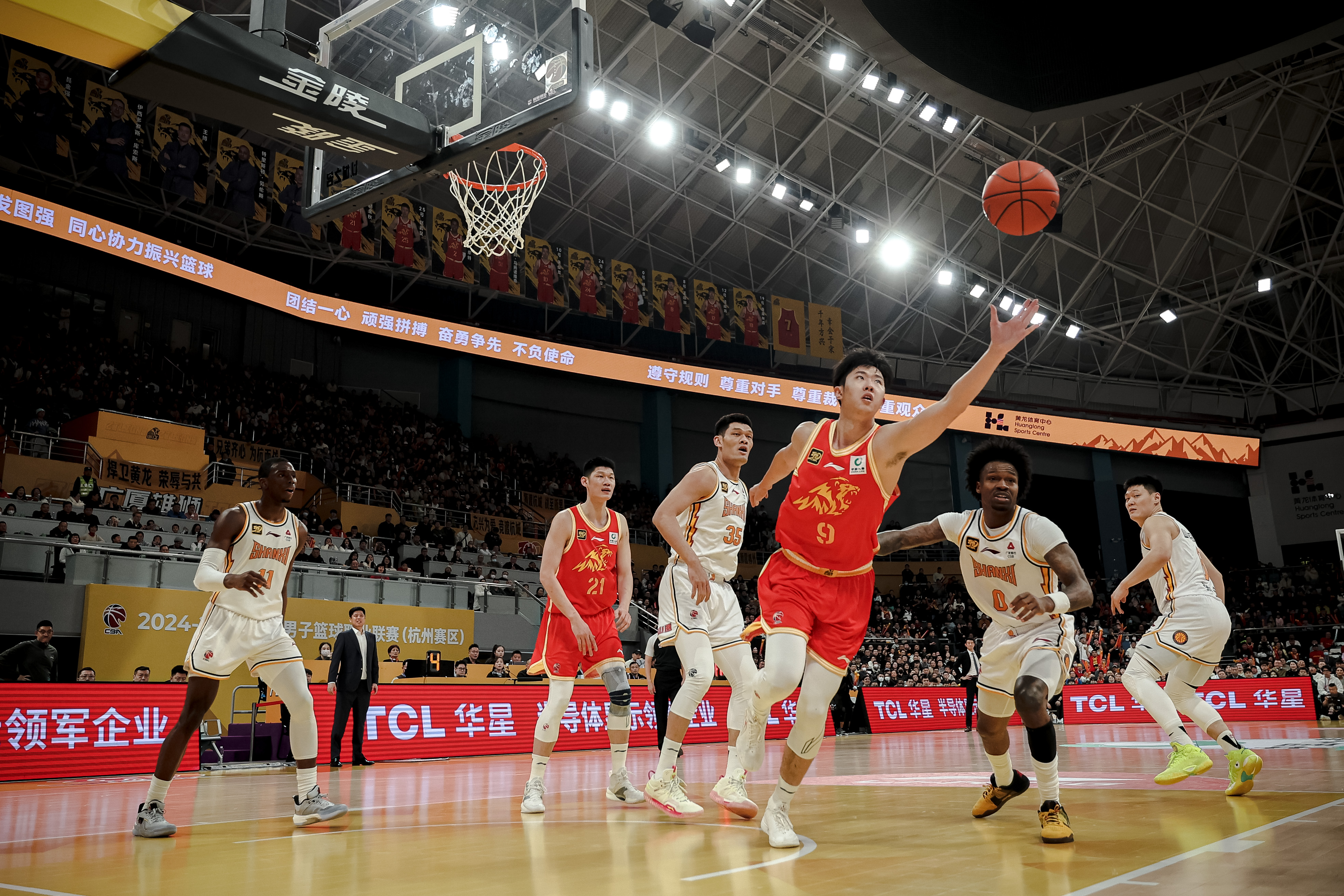 赛前上海久事备战欧篮联,篮板制胜细节曝光,引发热议,赛程密集仍需轮换的简单介绍 赛前上海久事备战欧篮联,篮板制胜细节曝光,引发热议,赛程密集仍需轮换的简单介绍