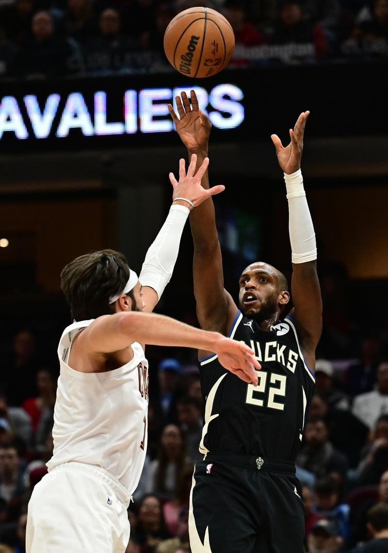 冲刺阶段英超焦点战，密尔沃基雄鹿远射贴柱，球迷炸锅，轮换策略成焦点(维克托阅读答案大全)