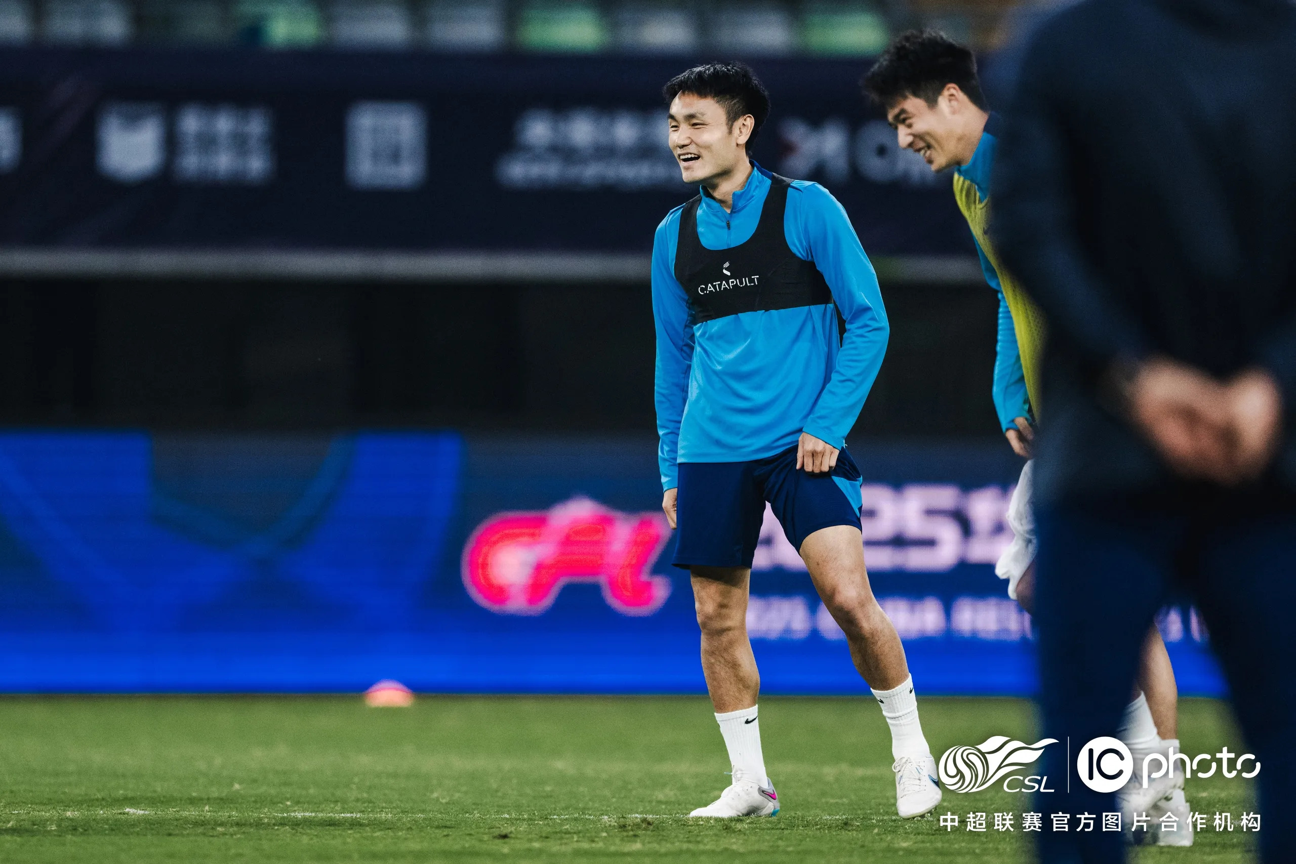 中超赛程吃紧，武汉三镇关键时刻复出首秀，媒体盛赞，更衣室氛围转暖(武汉三镇最新名单)