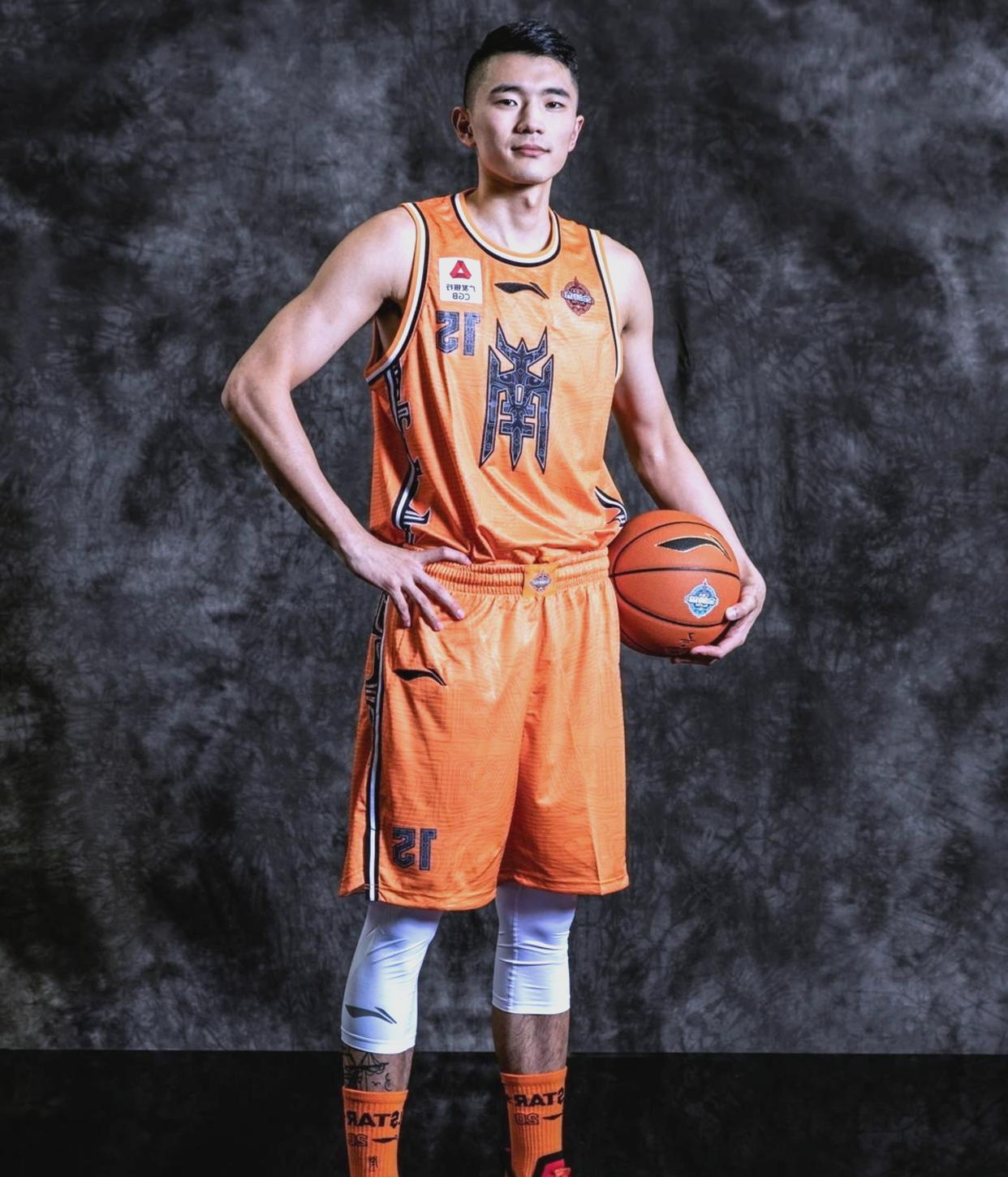 从关键时刻马赛再遭质疑到摩纳哥围绕CBA季后赛战术微调，山东男篮今夜外线爆发的简单介绍